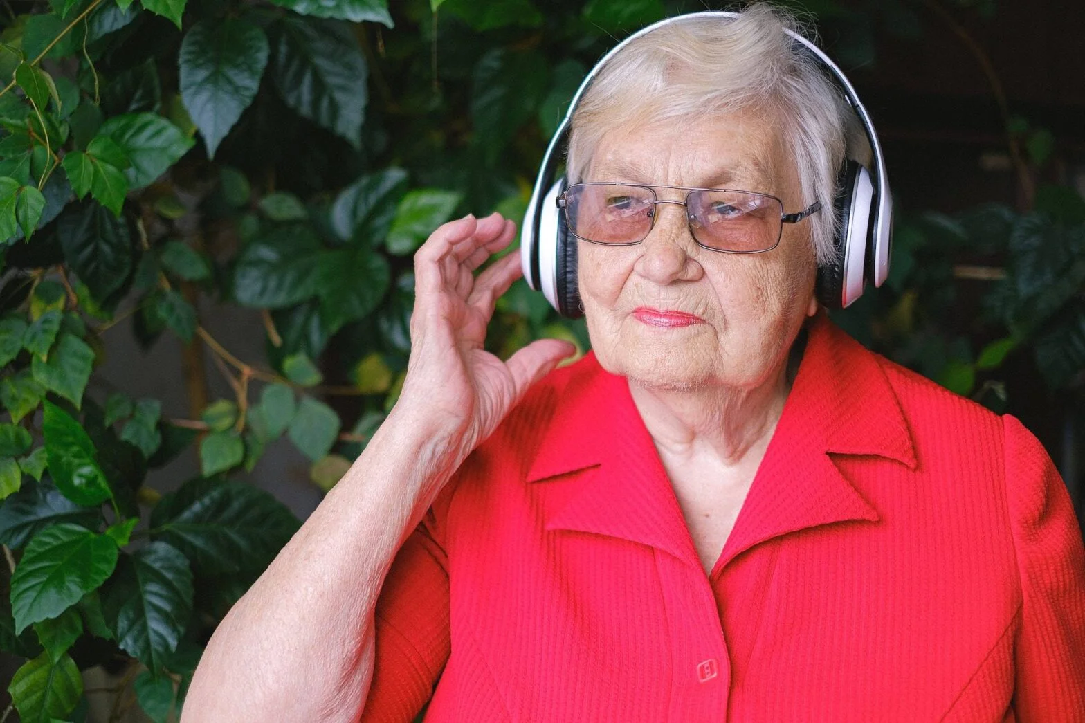 Using Music and Art Therapy in Dementia Care