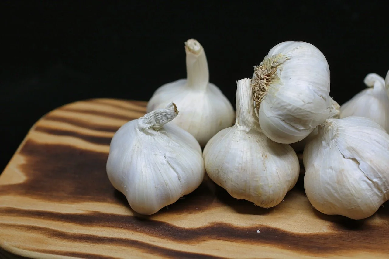 Garlic: A Culinary Delight or a Bout of Food Poisoning in Disguise? A Comprehensive Guide